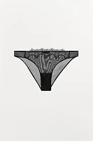 CULOTTE EN RÉSILLE ET DENTELLE