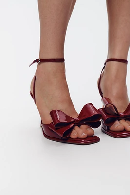 PATENT EFFECT BOW SANDALS