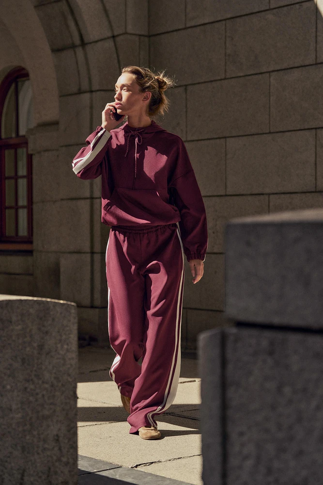 VESTE À CAPUCHE AVEC BANDES LATÉRALES