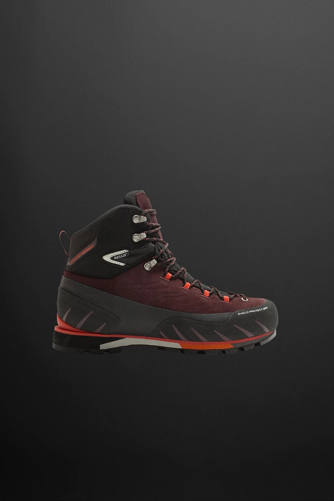 MOUNTAIN BOOTS
