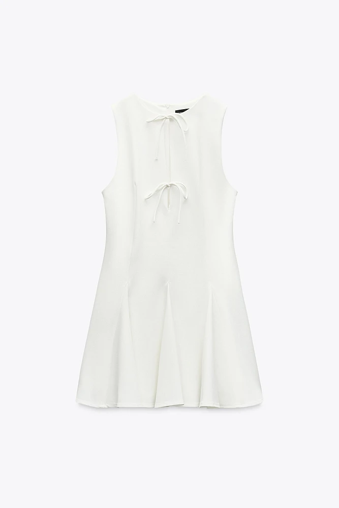 ROBE COURTE LACETS GODETS