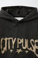 T-SHIRT À CAPUCHE EFFRANGÉ