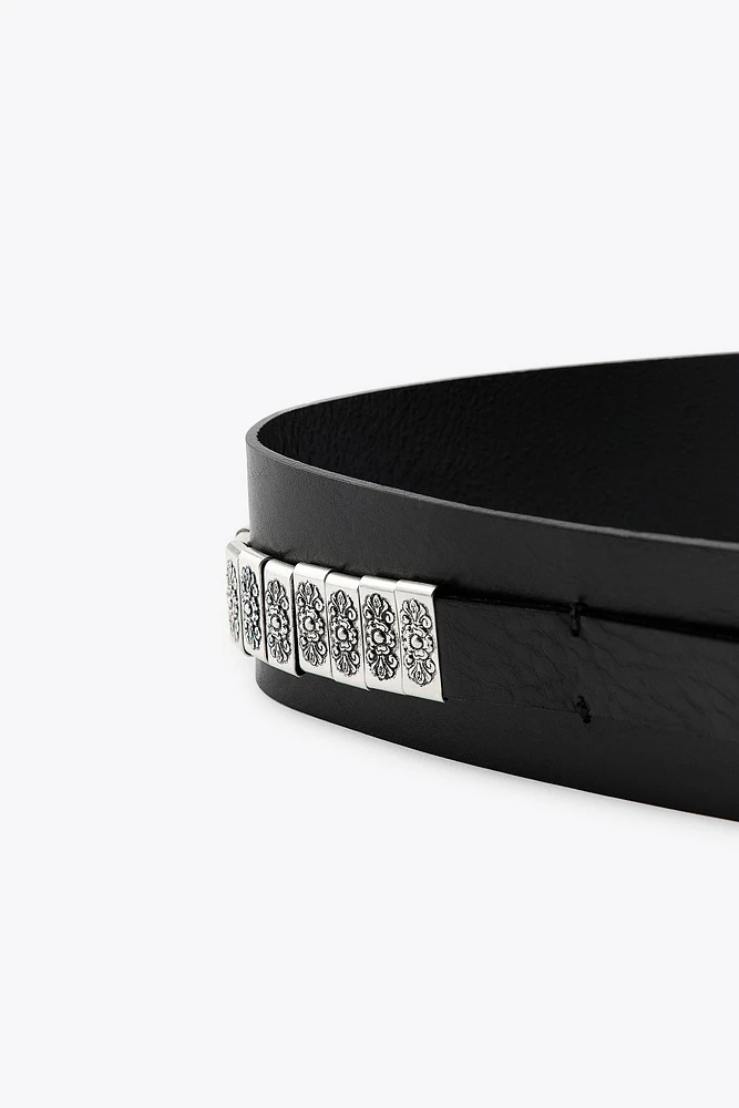 CEINTURE EN CUIR AVEC PIÈCES MÉTALLIQUES