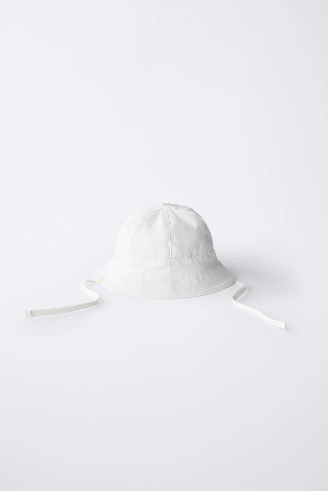 CAP WITH LABEL