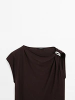 Top encolure drapée avec broche
