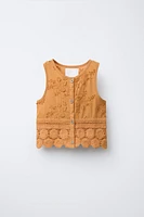 TOP À FEUILLES BRODÉES AU CROCHET