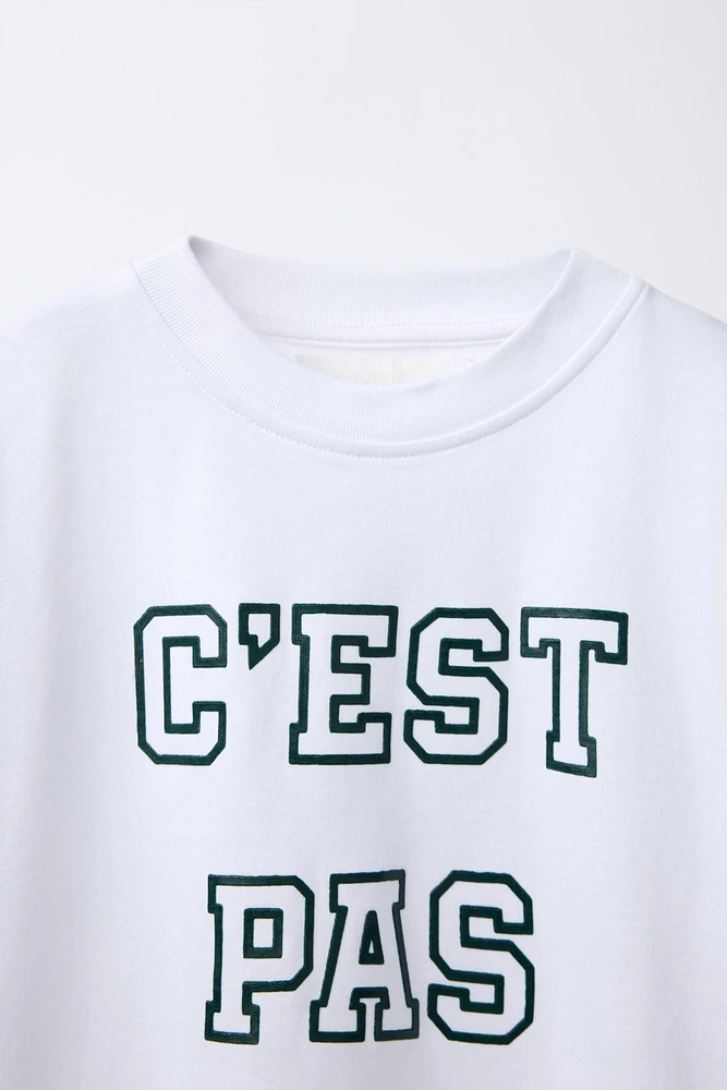 T-SHIRT AVEC INSCRIPTION EN RELIEF