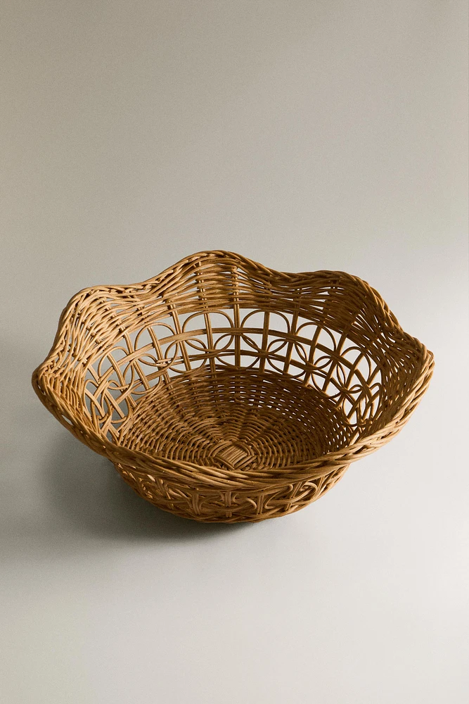 RATTAN BASKET WITH A SCALLOPED EDGE