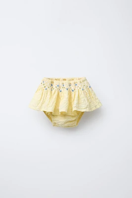 EMBROIDERED RUFFLE BOTTOMS