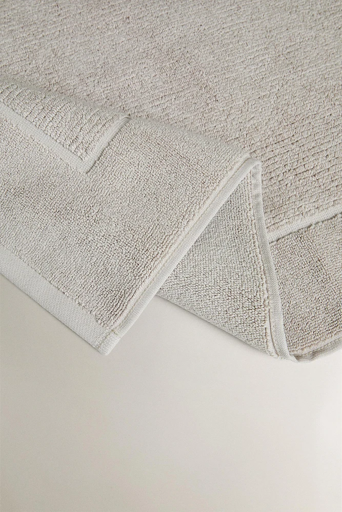 TEXTURED STRIPED BATH MAT