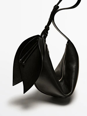 Sac demi-lune avec fleur en cuir nappa