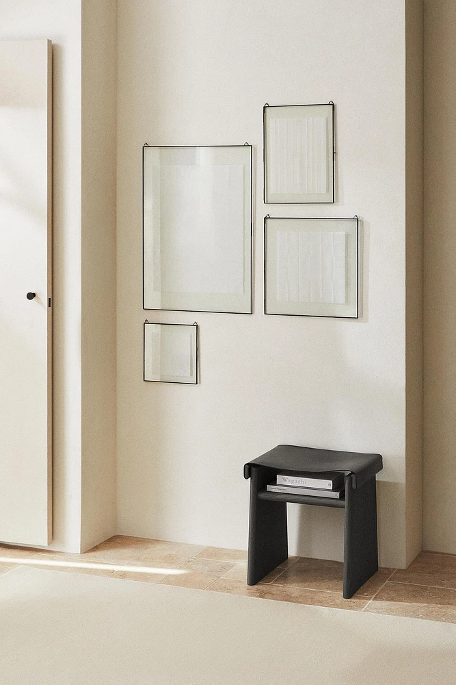PICTURE FRAME WITH BLACK RIM