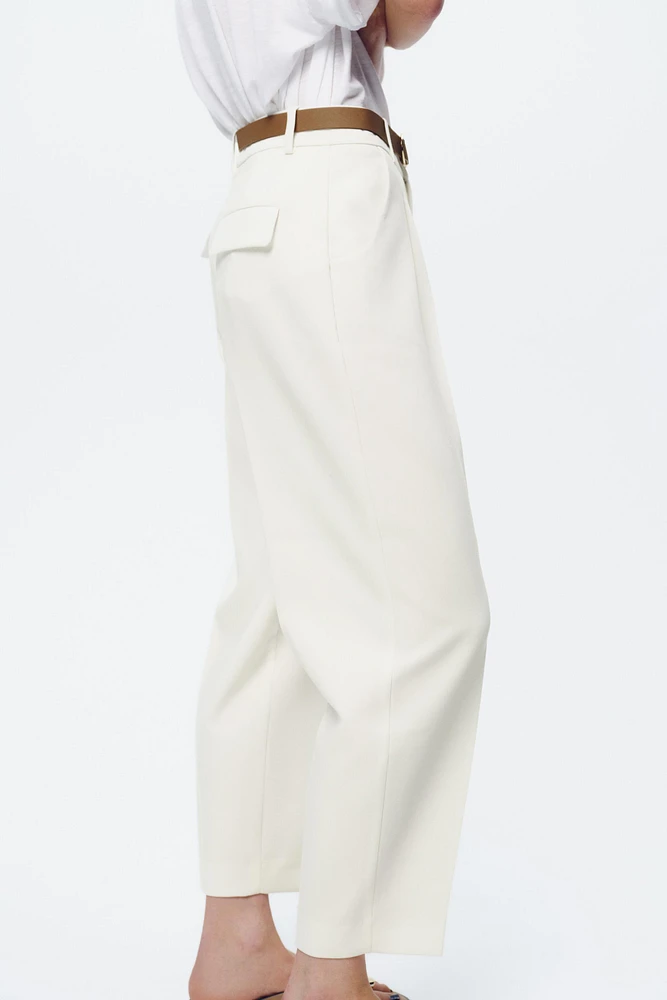 PANTALON À PINCES ET CEINTURE