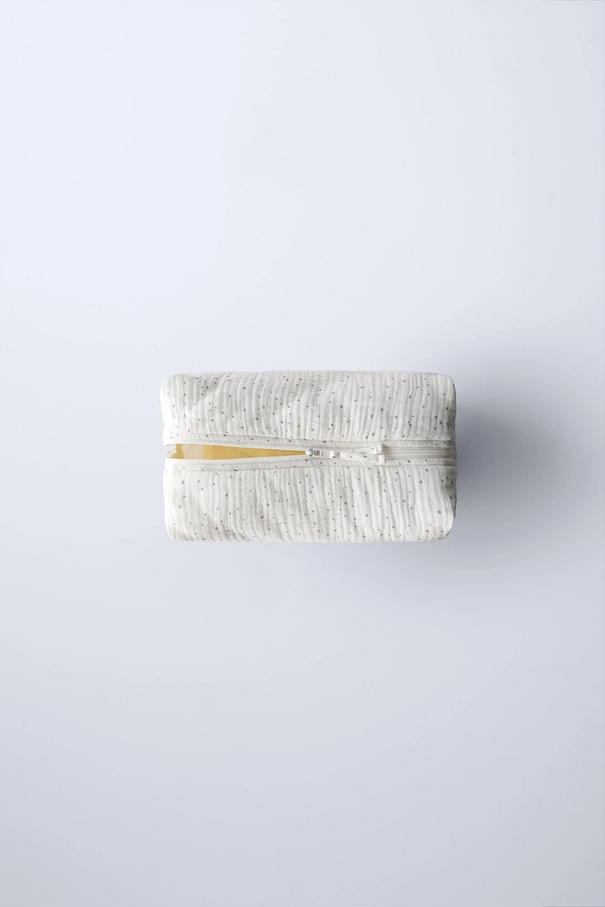 STARS PADDED TEXTURED TOILETRY BAG