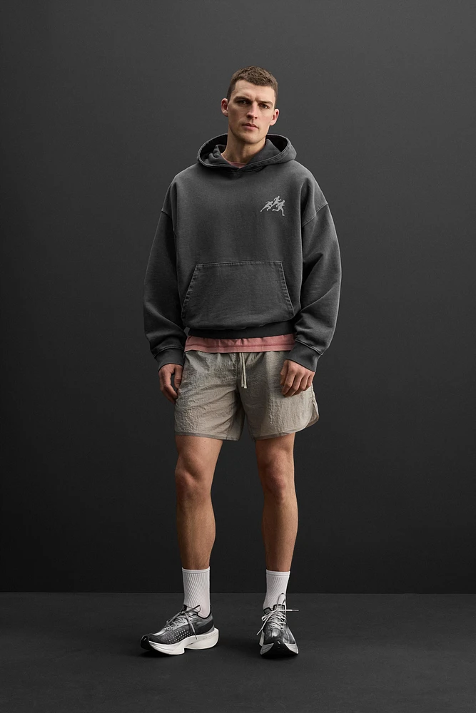 SWEAT À CAPUCHE IMPRIMÉ