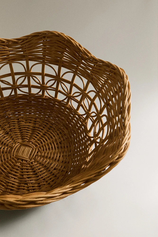RATTAN BASKET WITH A SCALLOPED EDGE