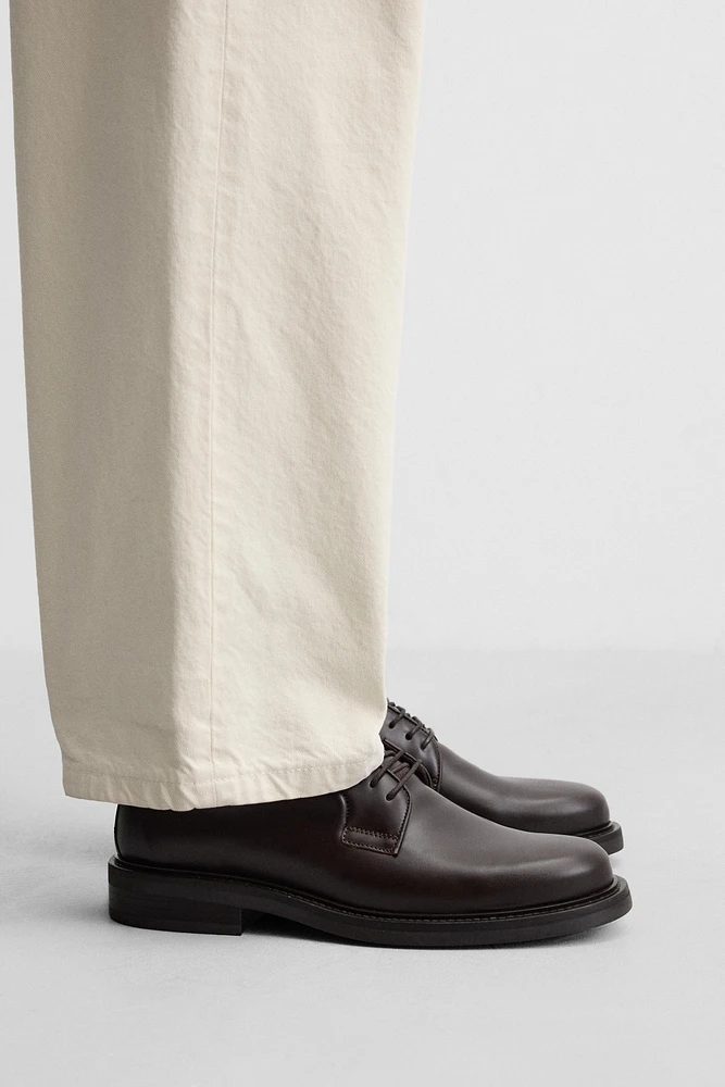 CHAUSSURES EN CUIR HABILLÉES