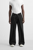 PLEATED BAGGY JEANS