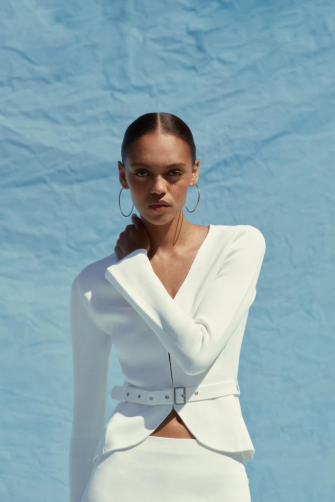 VESTE EN MAILLE UNIE CEINTURE