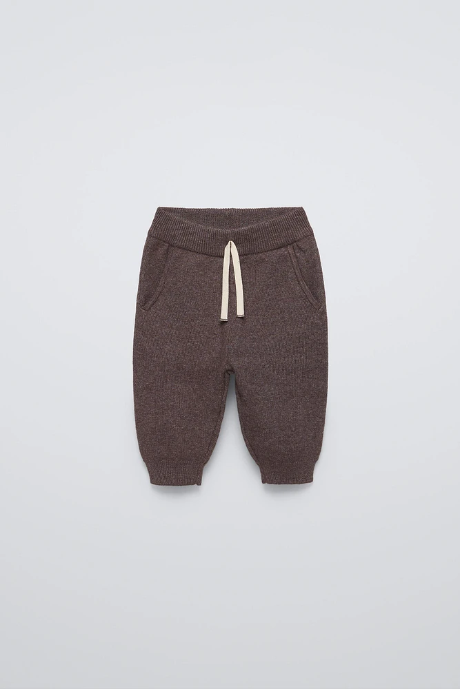 Jogger pants with elastic waistband and Front adjustable drawstring. pockets. Cuffed hems.