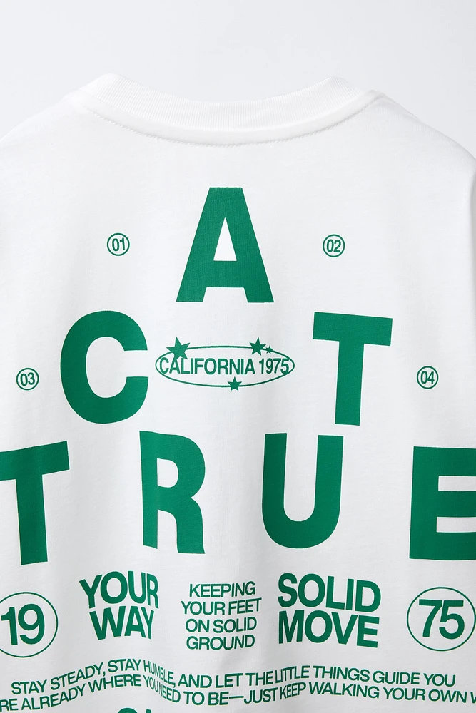 T-SHIRT AVEC INSCRIPTION EN RELIEF