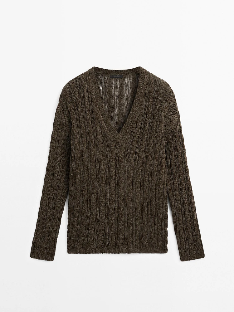 Pull en maille tressée à col V