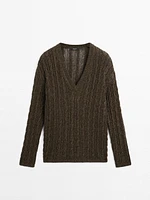 Pull en maille tressée à col V