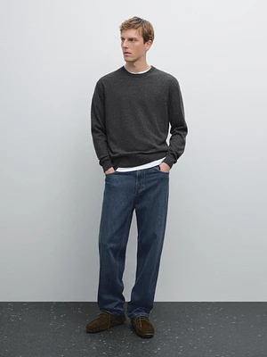 Cashmere knit sweater with a crew neck