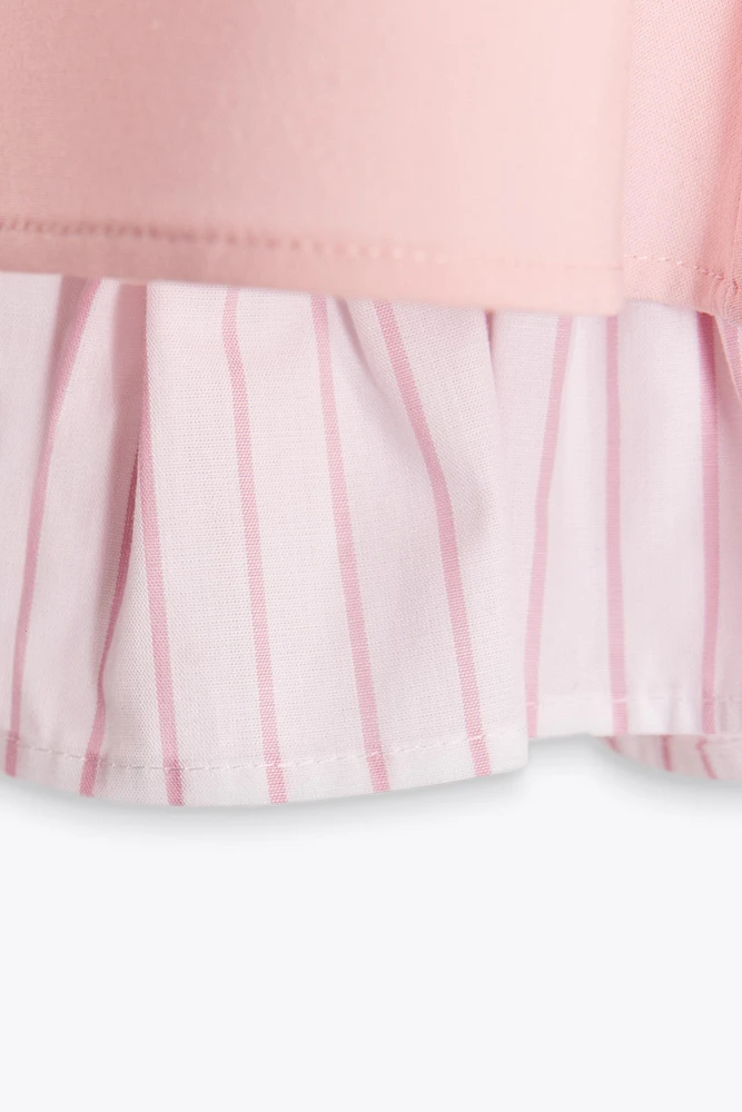 ROBE COURTE EN MATIÈRES VARIÉES À RAYURES