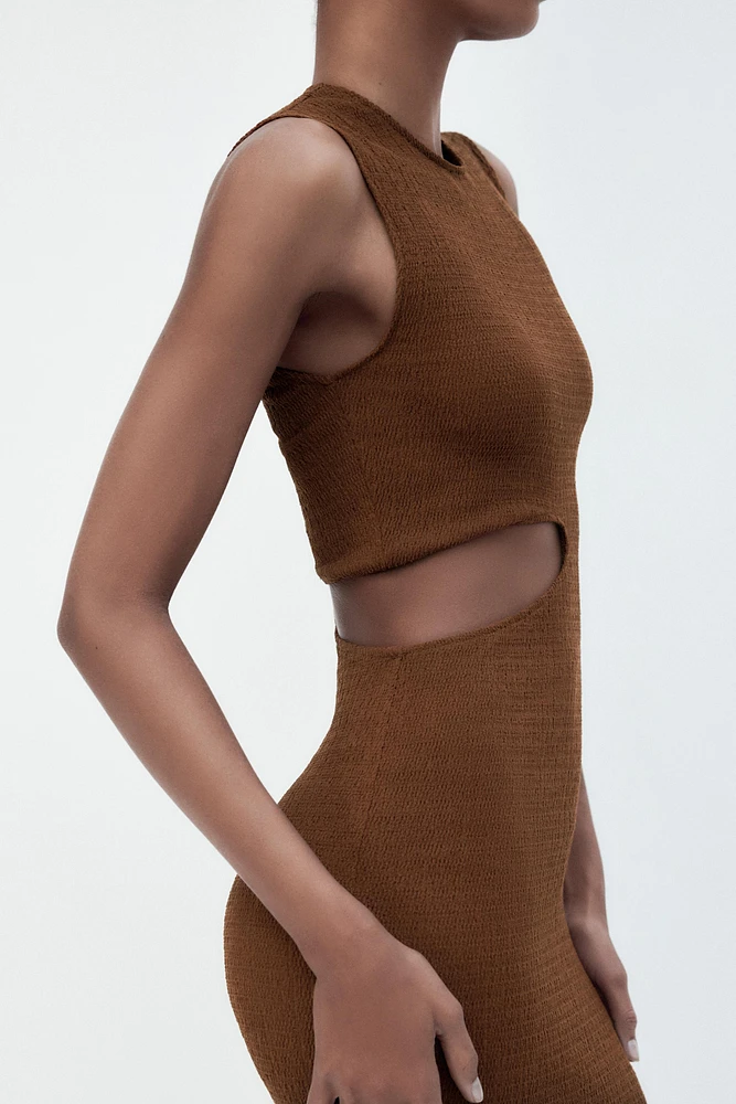 ROBE LONGUE À TEXTURE ET DÉTAIL AJOURÉ