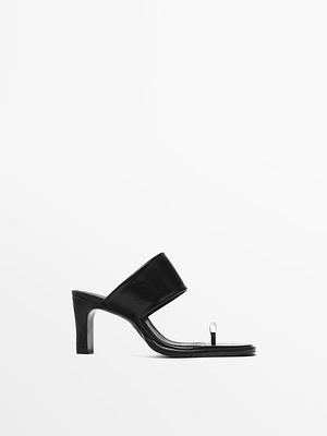 Sandales à talon avec bague