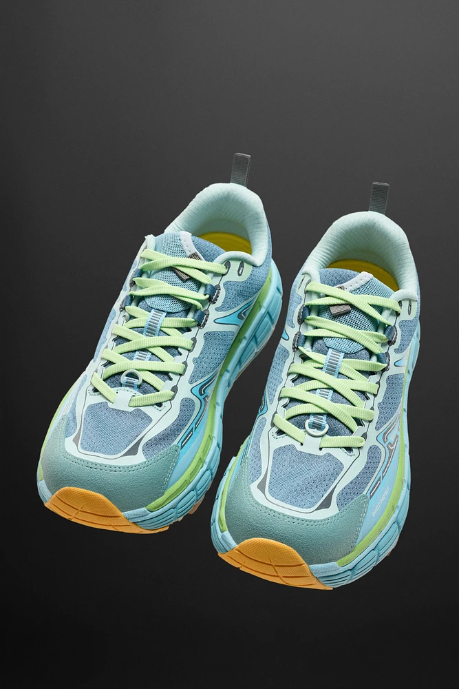 RUNNING SNEAKERS
