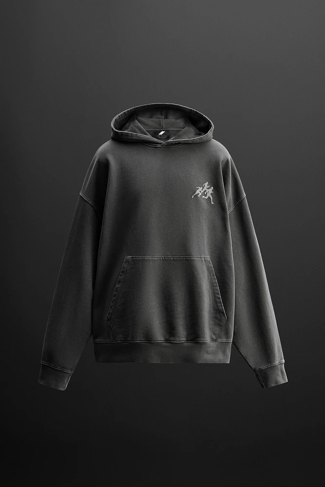 SWEAT À CAPUCHE IMPRIMÉ