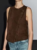 Veste courte sans manches boutons en cuir finition daim