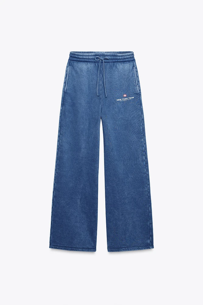 PANTALON EN MOLLETON EFFET DÉLAVÉ À INSCRIPTION