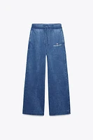 PANTALON EN MOLLETON EFFET DÉLAVÉ À INSCRIPTION