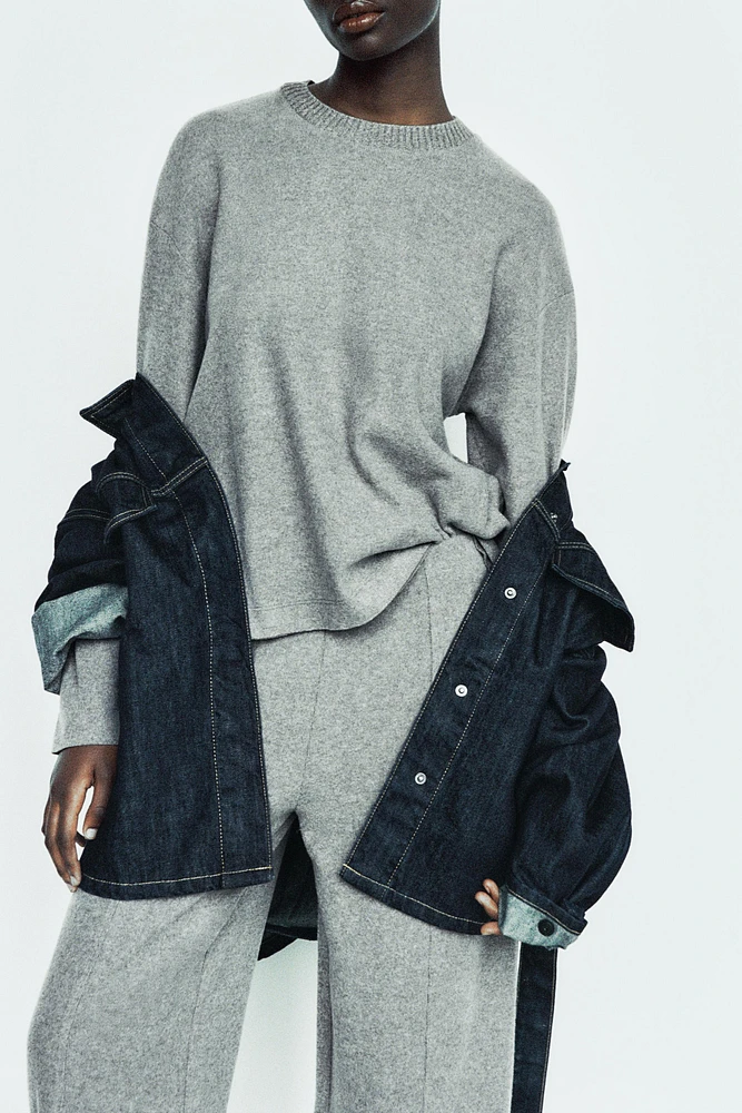 SOFT SWEATER