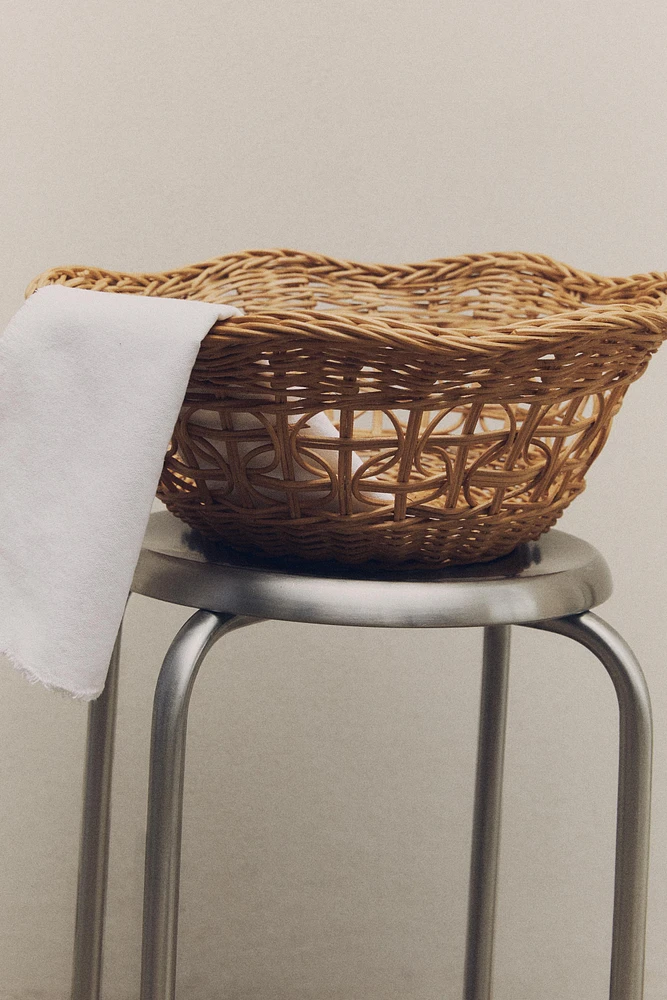 RATTAN BASKET WITH A SCALLOPED EDGE