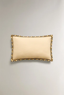 THROW PILLOW COVER WITH GEOMETRIC EDGE