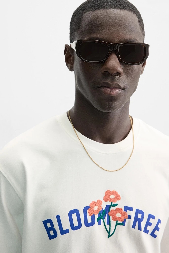 T-SHIRT À INSCRIPTION BRODÉE