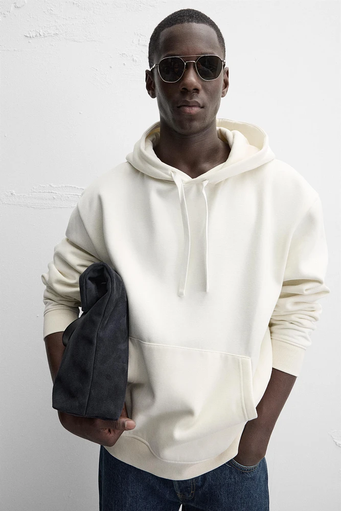 SWEAT BASIQUE À CAPUCHE