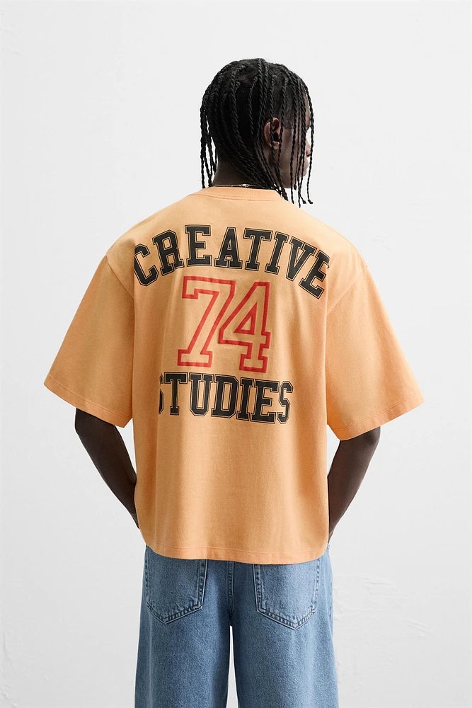 T-SHIRT À IMPRIMÉ STYLE UNIVERSITAIRE