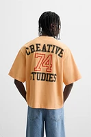 T-SHIRT À IMPRIMÉ STYLE UNIVERSITAIRE