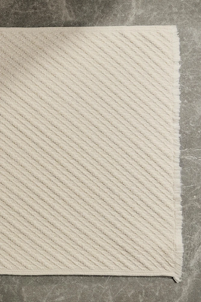 DIAGONAL STRIPED BATH MAT