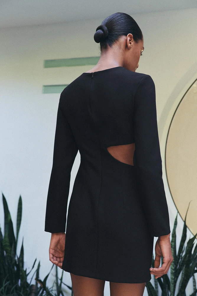 ROBE COURTE CUT OUT