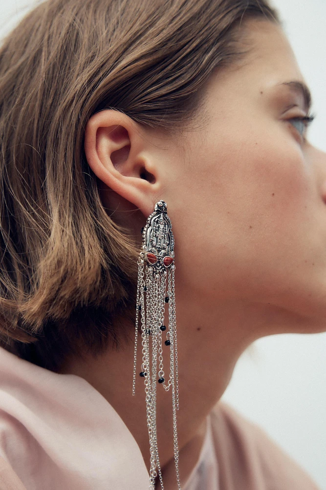 BOUCLES D'OREILLES MÉTALLIQUES AVEC CHAÎNES ET PERLES FANTAISIE