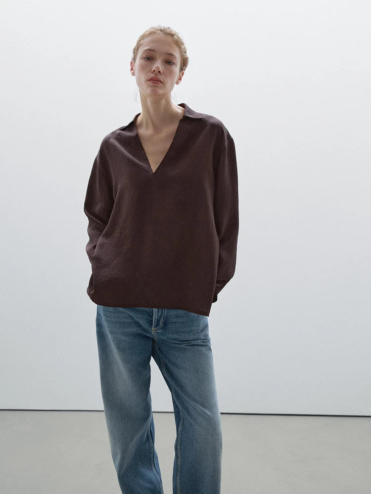 Flowing shirt featuring long sleeves with vents