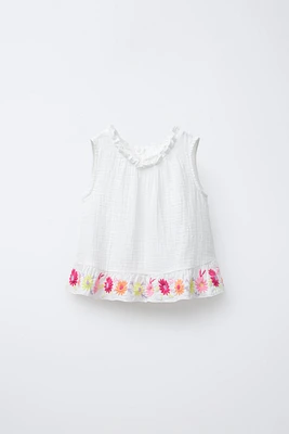 EMBROIDERED FLORAL TOP