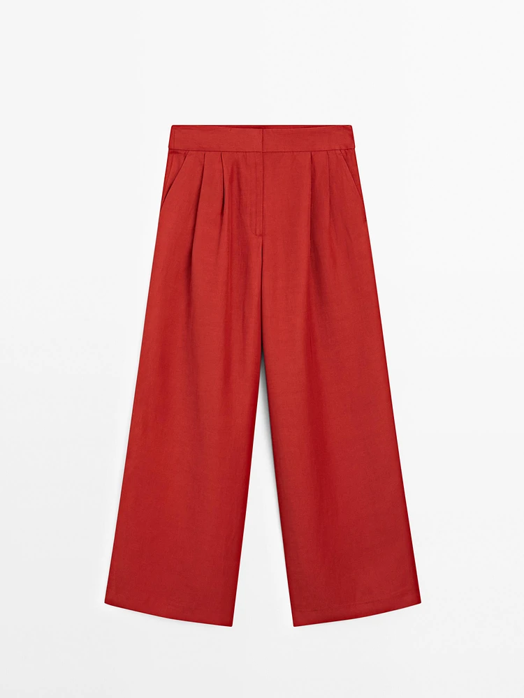 Flowing trousers with darts