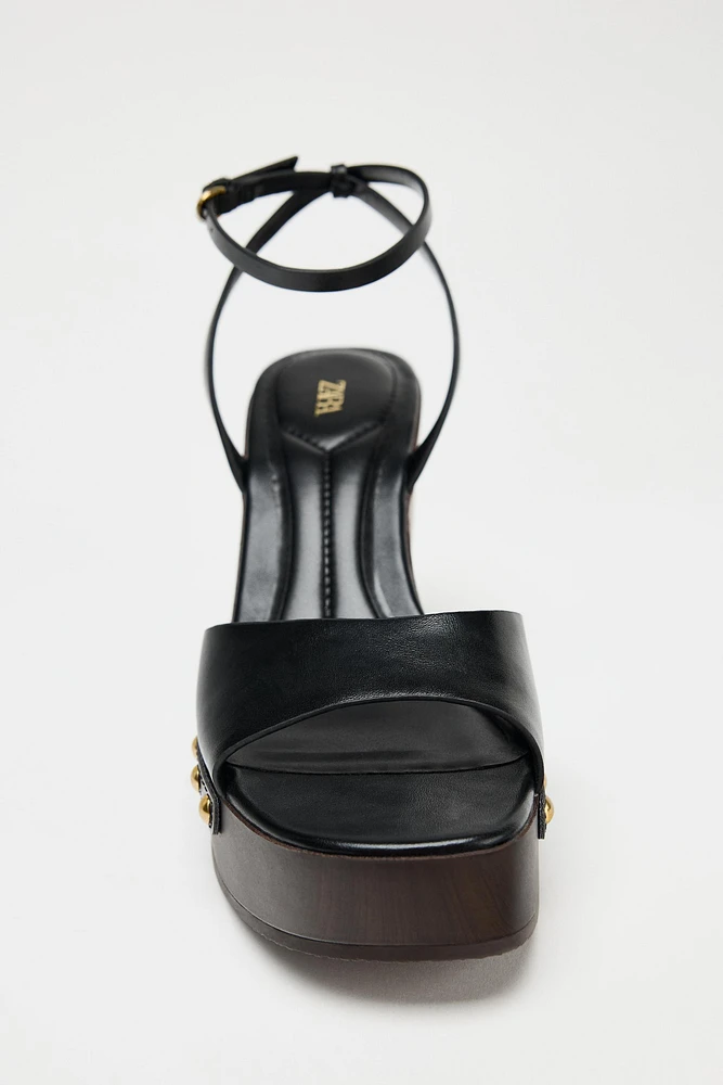 CHAUSSURES À TALONS COMPENSÉS ET PLATEFORME